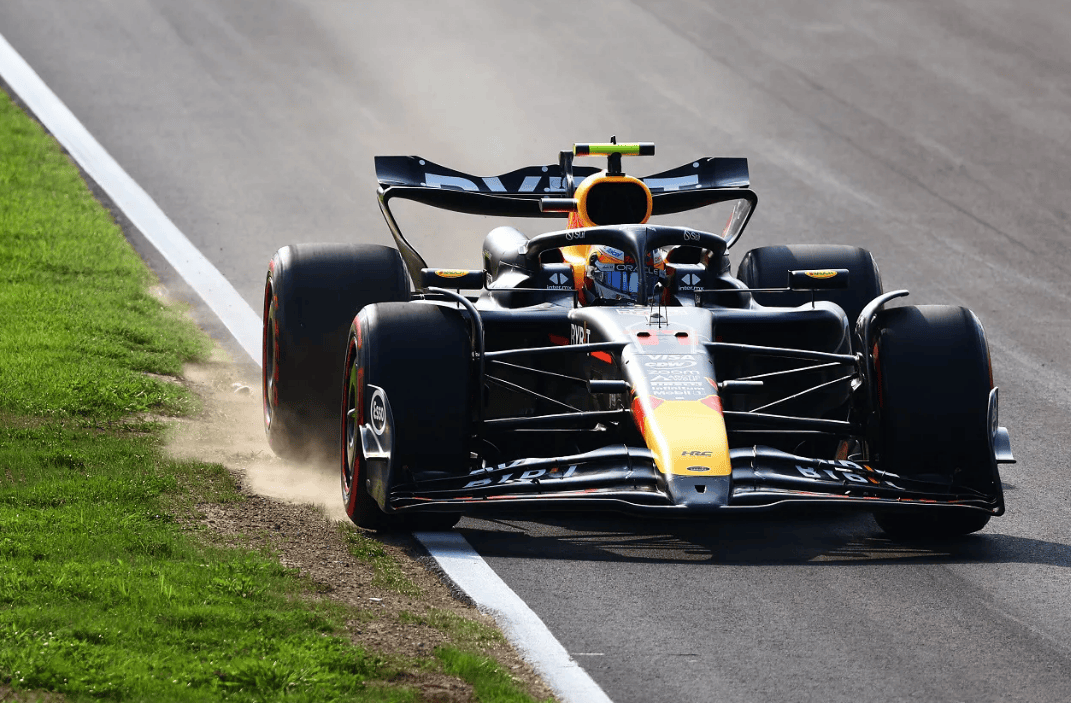 红牛车队鏖战阿斯顿马丁,佩雷兹点燃赛场 红牛车队鏖战阿斯顿马丁,佩雷兹点燃赛场