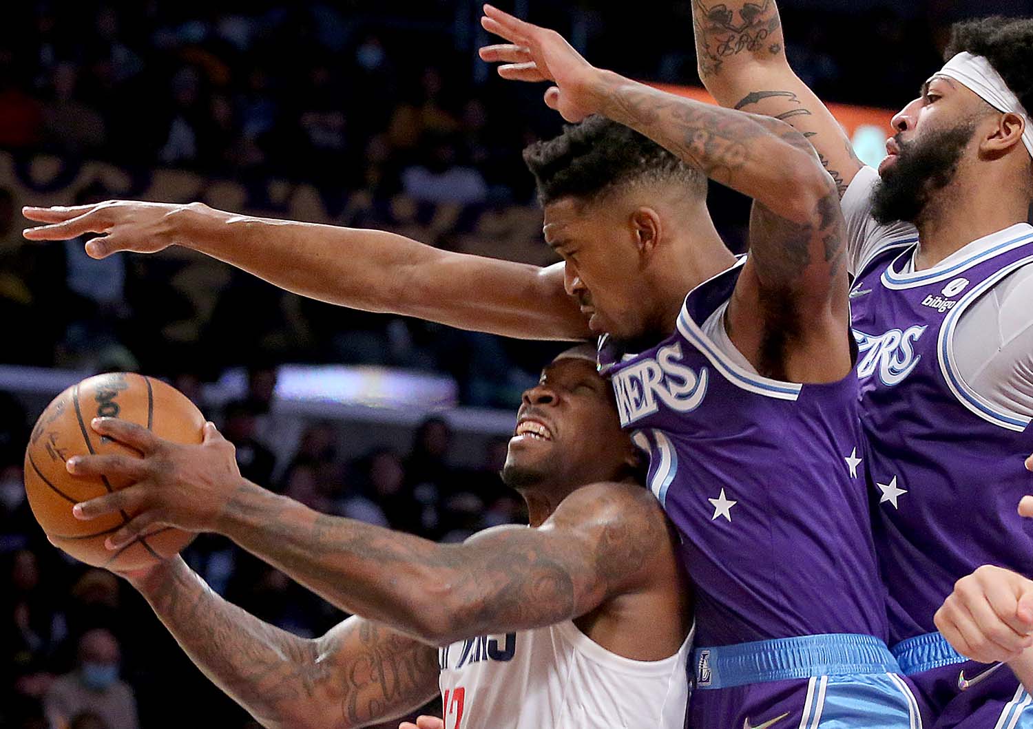 山西队鏖战勇士,浓眉哥统治全场 山西队鏖战勇士,浓眉哥统治全场