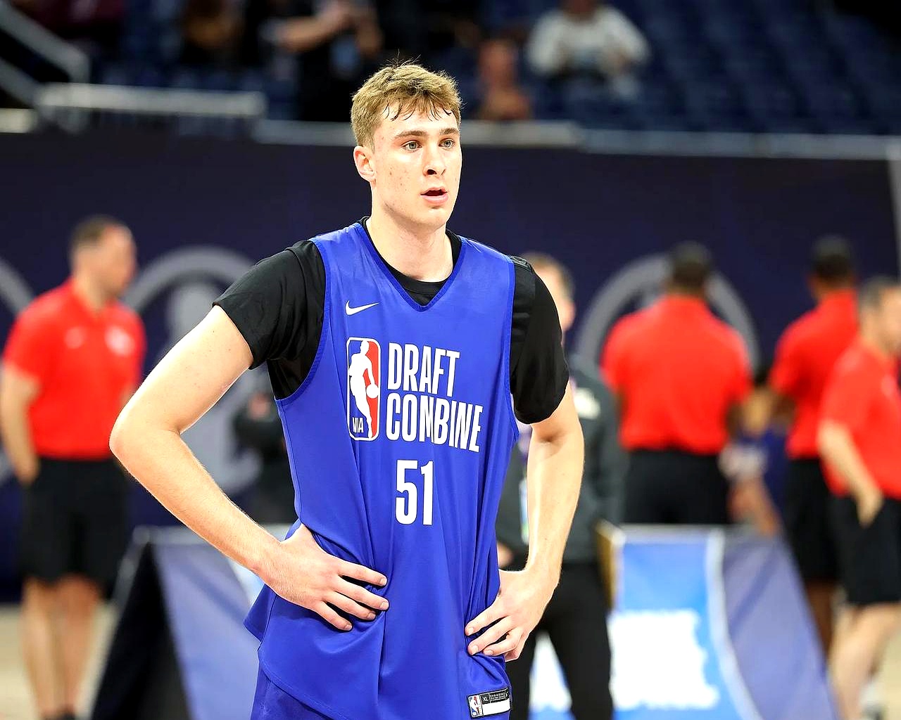 独行侠碾压山东队，范弗利特带队取胜