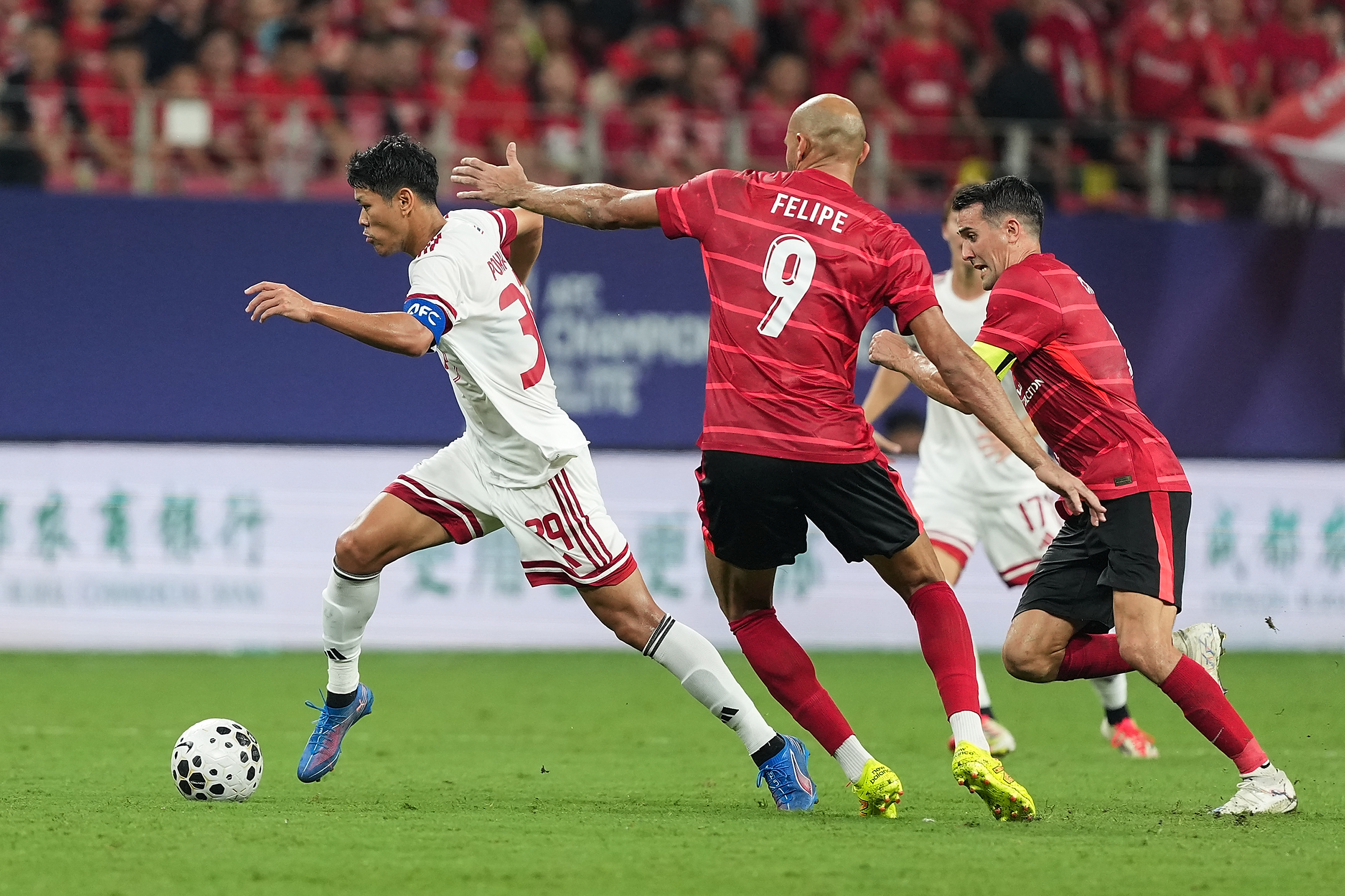 顶级足球职业联赛新季燃情开赛