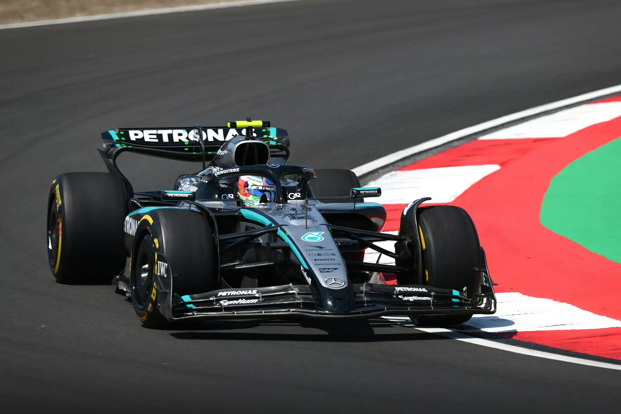 哈斯车队横扫威廉姆斯，周冠宇统治全场