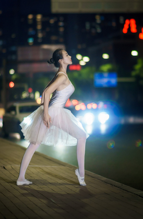 引擎轰鸣与碾压胜利,体育世界的冰与火双重奏